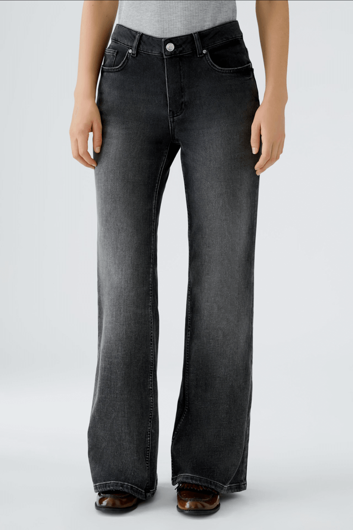 Jean évasé décontracté en denim doux, détail surteint avec poches et passants, parfait pour un look élégant.