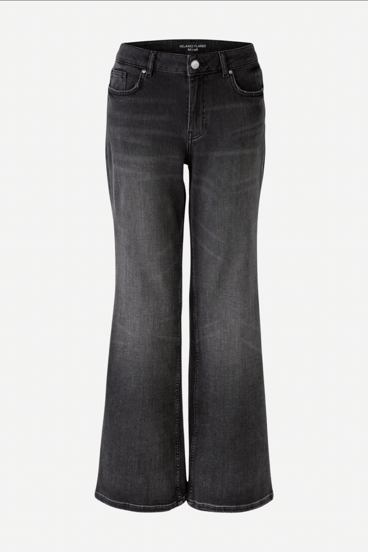 Jean évasé décontracté extra long en denim noir avec poches et passants de ceinture.
