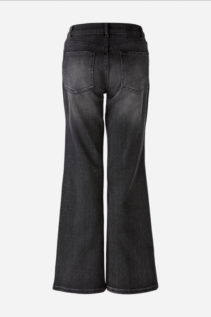 Jeans évasé décontracté en denim doux avec un délavage subtil, vue arrière.