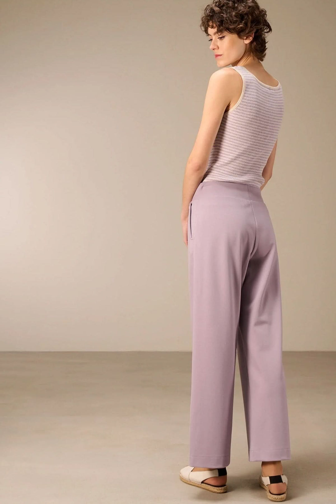 Jogging en jersey taille haute, coupe large, confort moderne, élégance fluide, parfait pour un look casual chic.