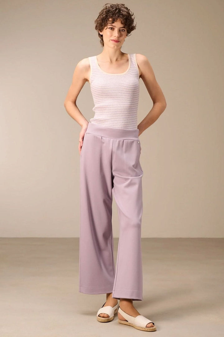 Jogging en jersey femme avec coupe jambe large et taille haute, décontracté chic, tissu souple, couleur lavande.