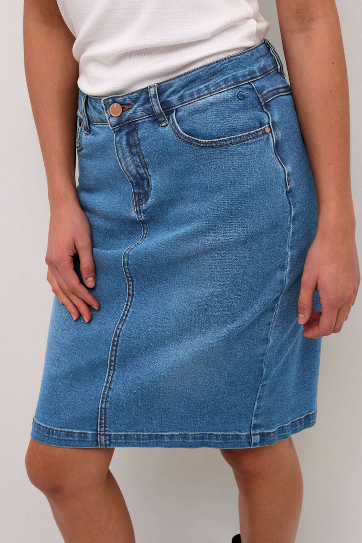 Jupe en jean bleu clair avec coupe droite, pouvant être portée au quotidien pour un look décontracté.