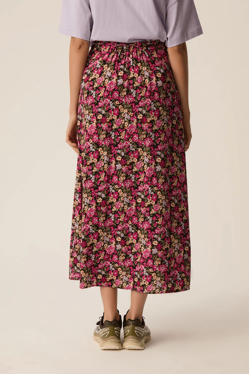 Jupe Elizette longue fluide à taille nouée en tissu léger avec motif floral coloré.