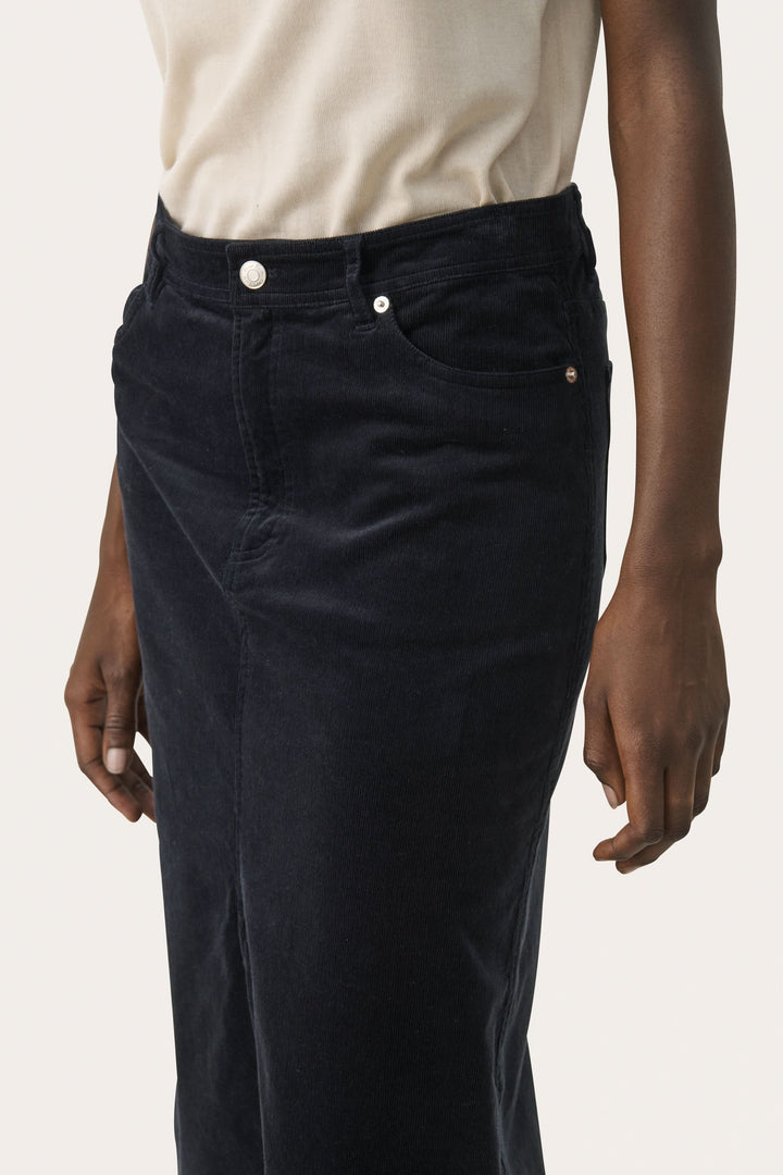 Jupe Leilani en velours côtelé, longueur midi, avec fente et poches, pour un look chic et décontracté.