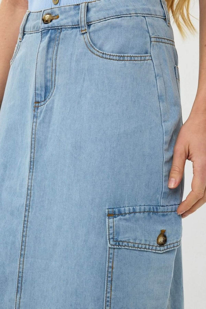 Jupe cargo en denim bleu, coupe midi, poches latérales et fente avant, idéale pour un look urbain.