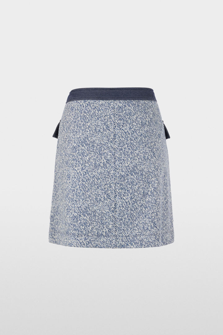 Jupe courte en viscose extensible avec fermeture boutonnée et poches à rabat, allure structurée moderne.