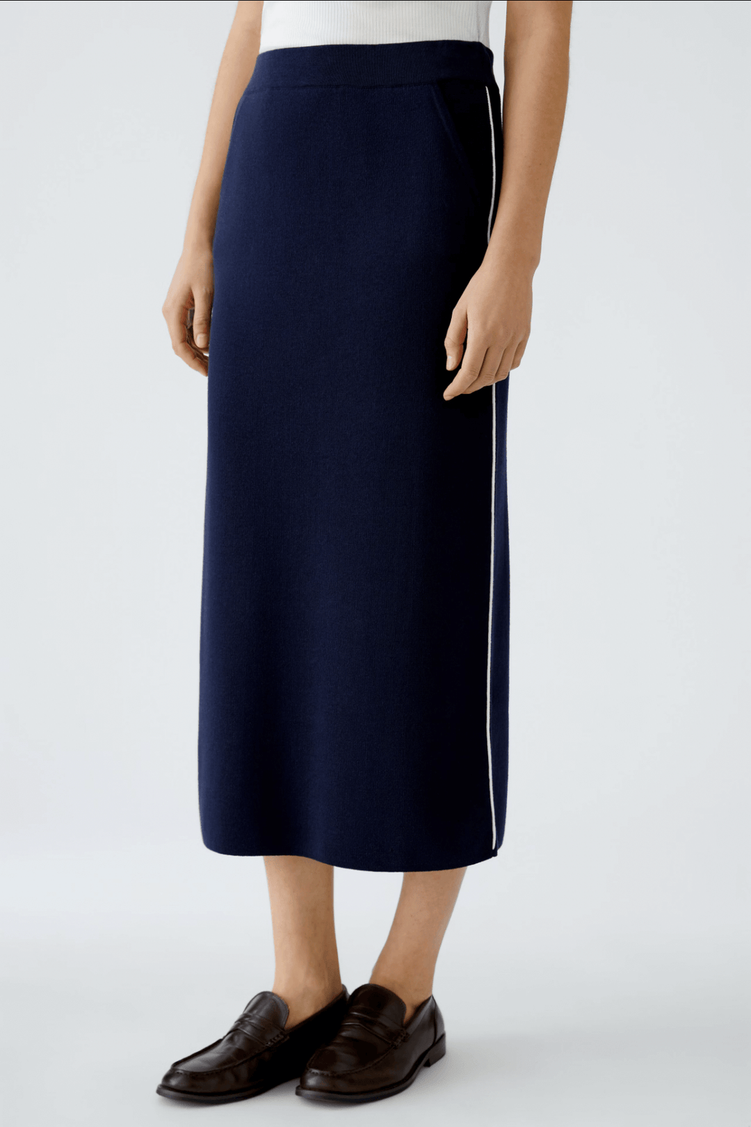 Jupe droite en tricot bleu marine avec passepoil contrastant, taille élastiquée pour un ajustement parfait.