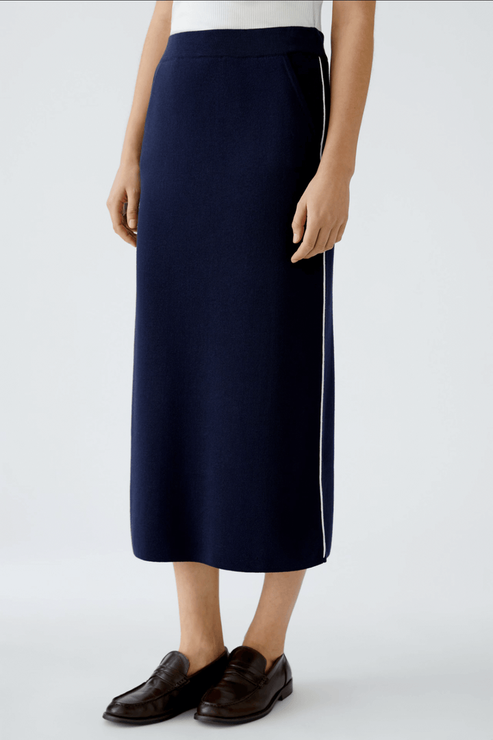 Jupe droite en tricot bleu marine avec passepoil contrastant, taille élastiquée pour un ajustement parfait.