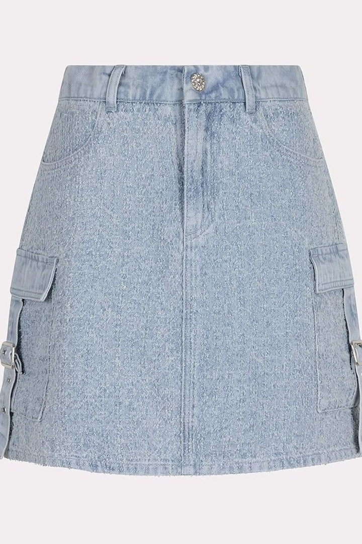 Jupe en denim texturé avec coupe trapèze et poches cargo, parfaite pour un look tendance.