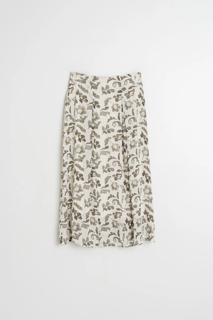 Jupe longue imprimée fluide élégante avec motif délicat et coupe évasée, idéale pour un style décontracté ou raffiné.