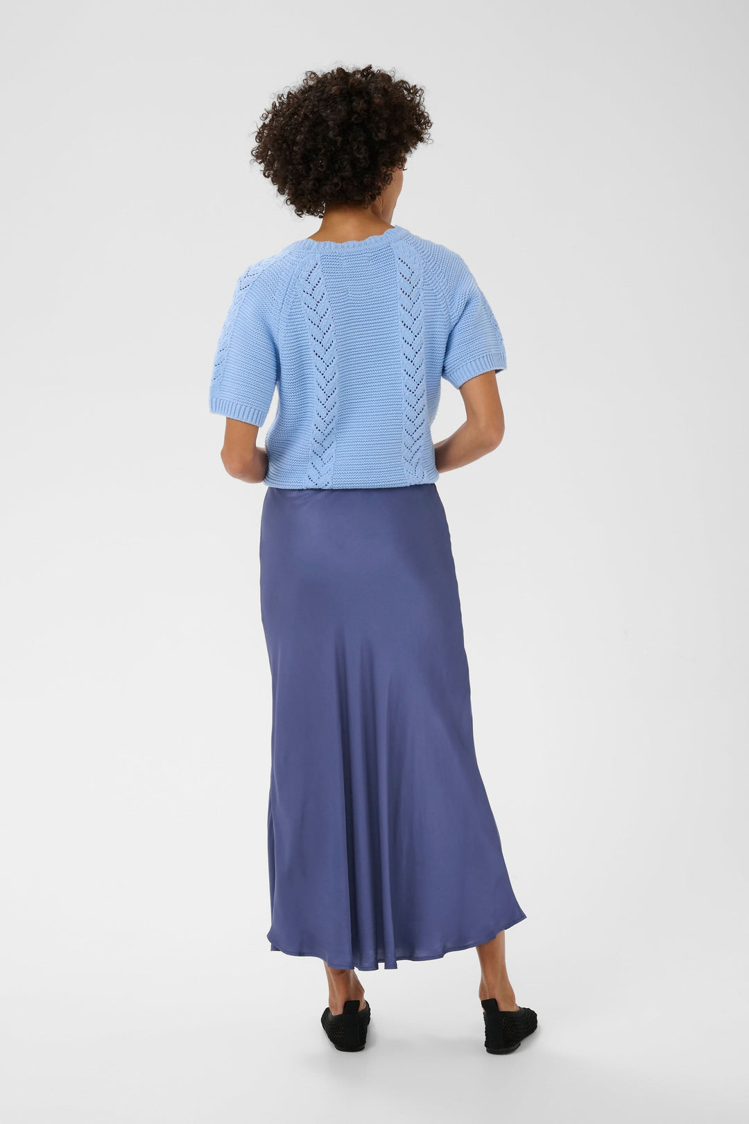 Jupe midi Laurina fluide et élégante en bleu avec silhouette évasée, parfaite pour un style sophistiqué et féminin.