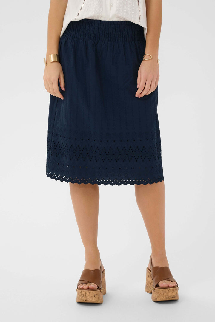 Jupe midi brodée à taille élastique avec broderie ajourée et finition festonnée, silhouette féminine et confortable.
