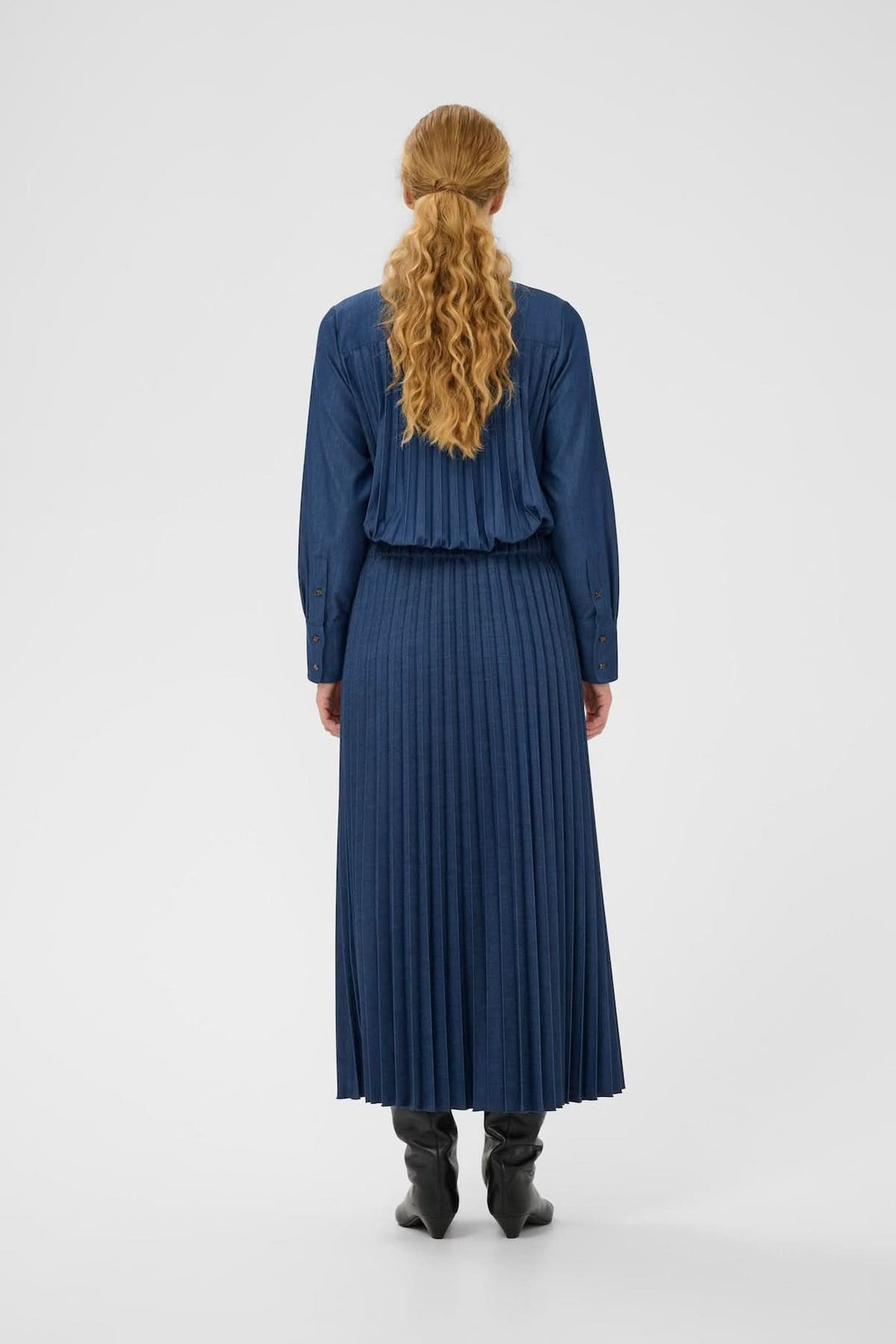 Jupe midi plissée Cherrie en tissu effet denim, vue arrière, longueur mi-mollet, plis réguliers, tenue élégante et intemporelle.