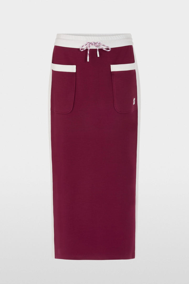 Jupe midi sportive avec taille élastique et cordon, bandes contrastées, poches et logo sur fond blanc.