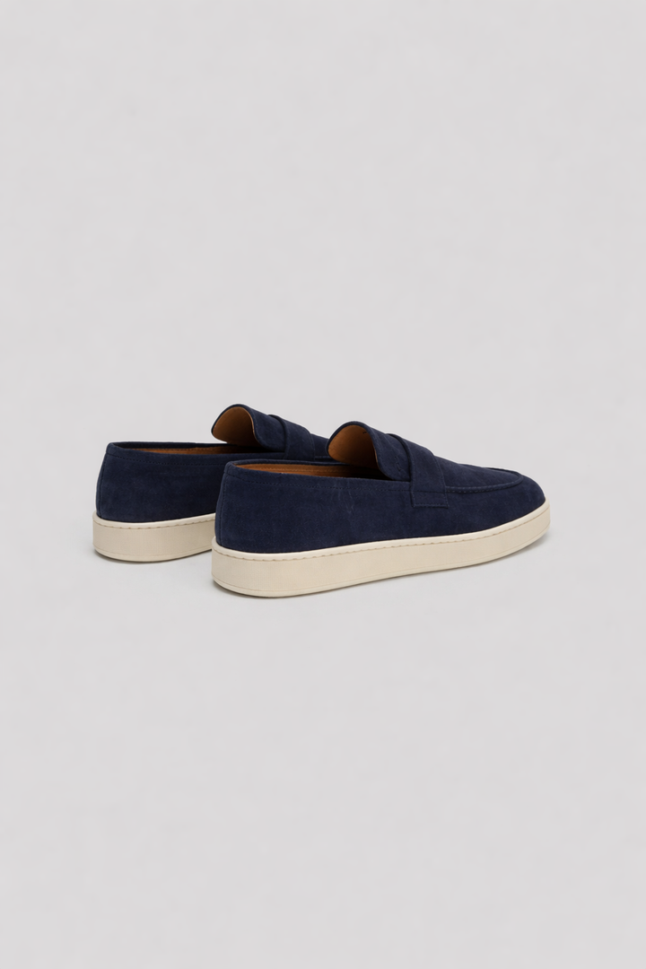 Loafer en suède Walter avec silhouette contemporaine, confectionnée en Italie, sur fond blanc. Idéal pour un style élégant et confortable.