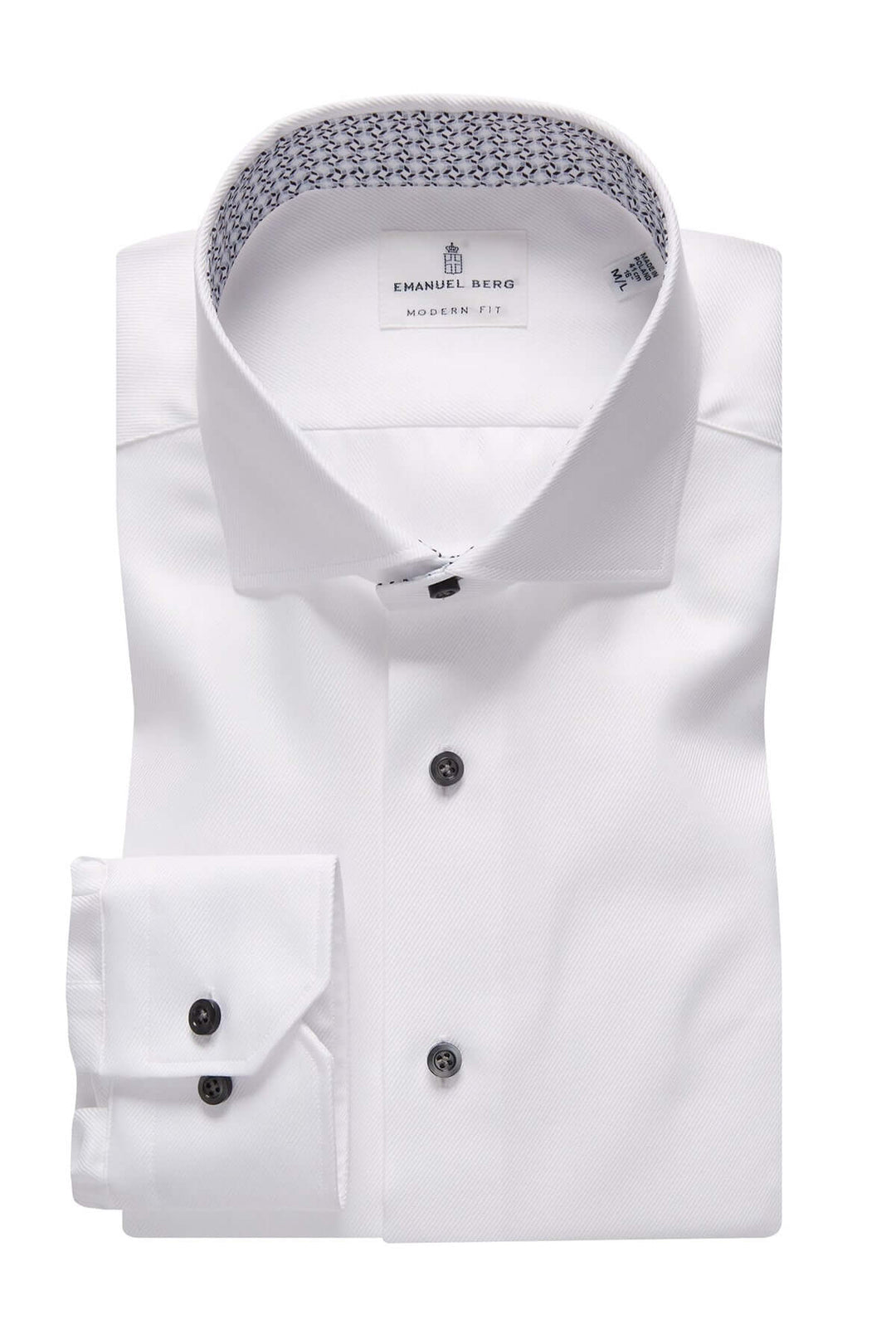 Chemise classique blanche avec col contrastant géométrique et poignets ajustables, élégante et moderne.