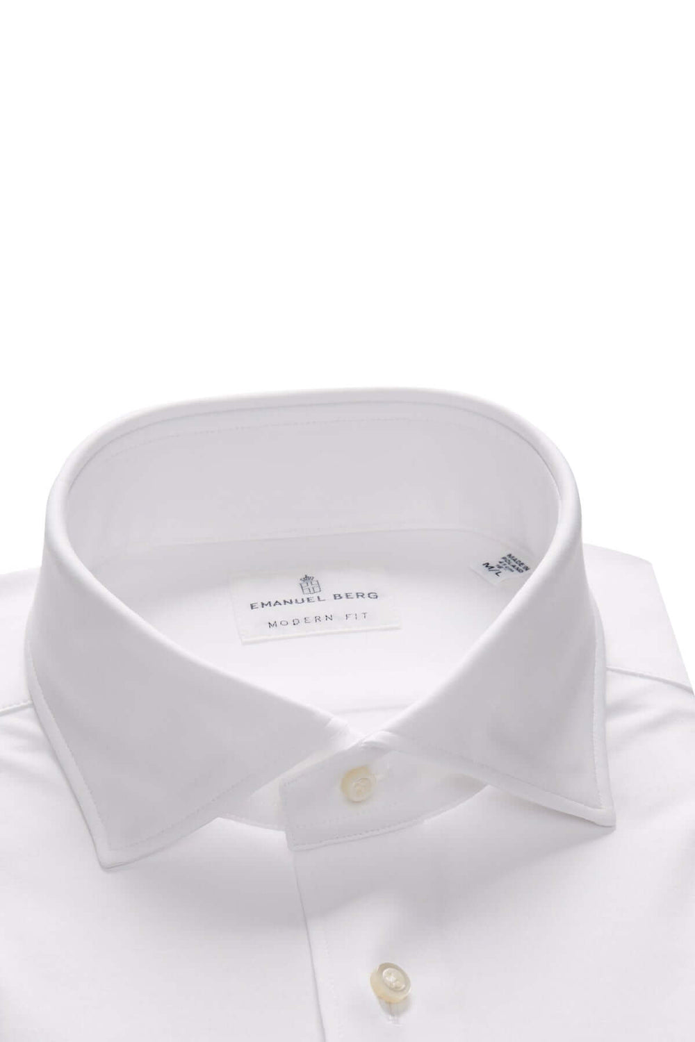 Col structuré d'une chemise habillée en coton, mettant en évidence une coupe moderne et un subtil motif texturé.