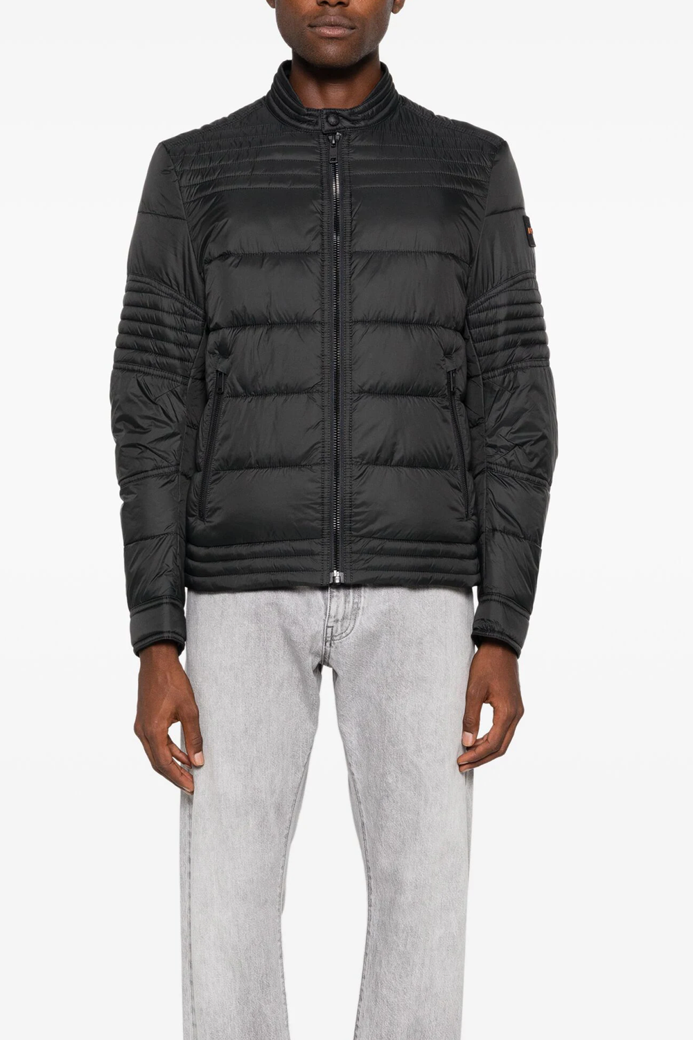 Manteau matelassé noir BOSS pour homme avec col montant et silhouette ajustée.
