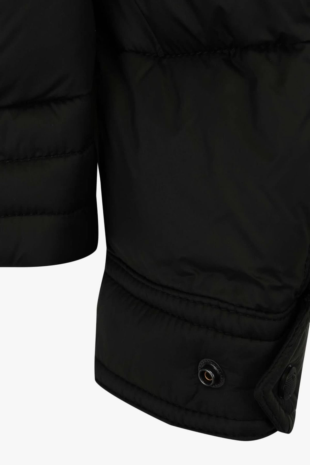 Détail de la manche d'une veste matelassée noire BOSS, mettant en avant le tissu et le bouton-pression.