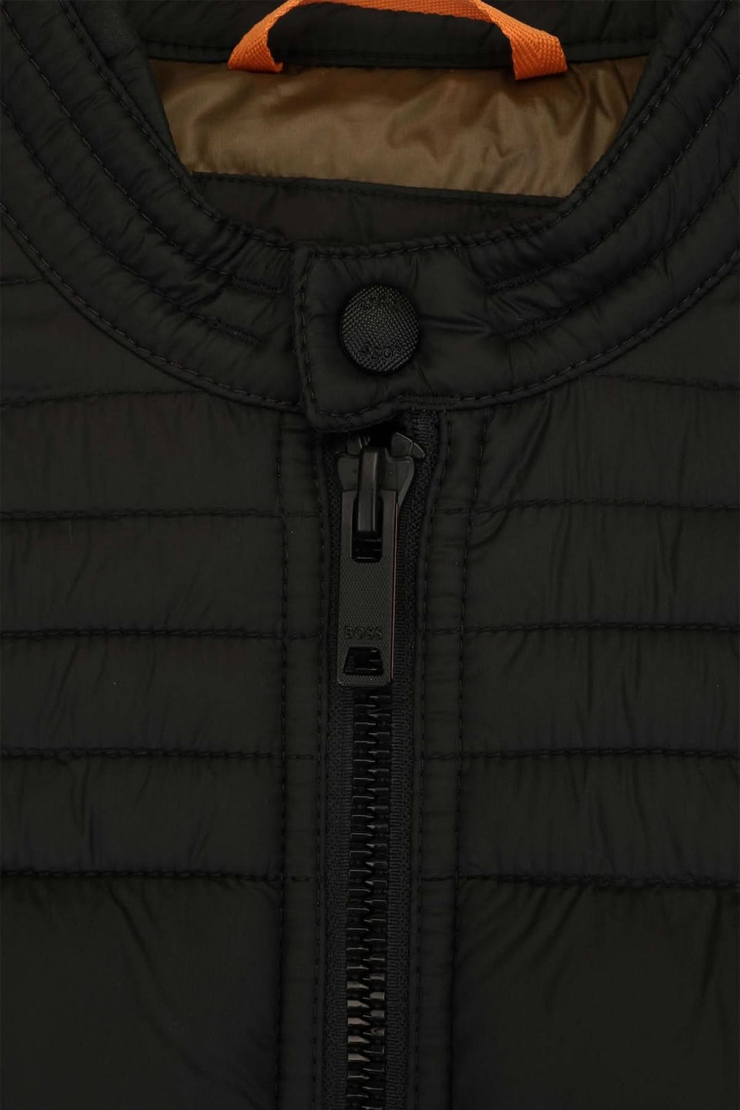 Détail d'une veste matelassée BOSS avec col montant et fermeture éclair.