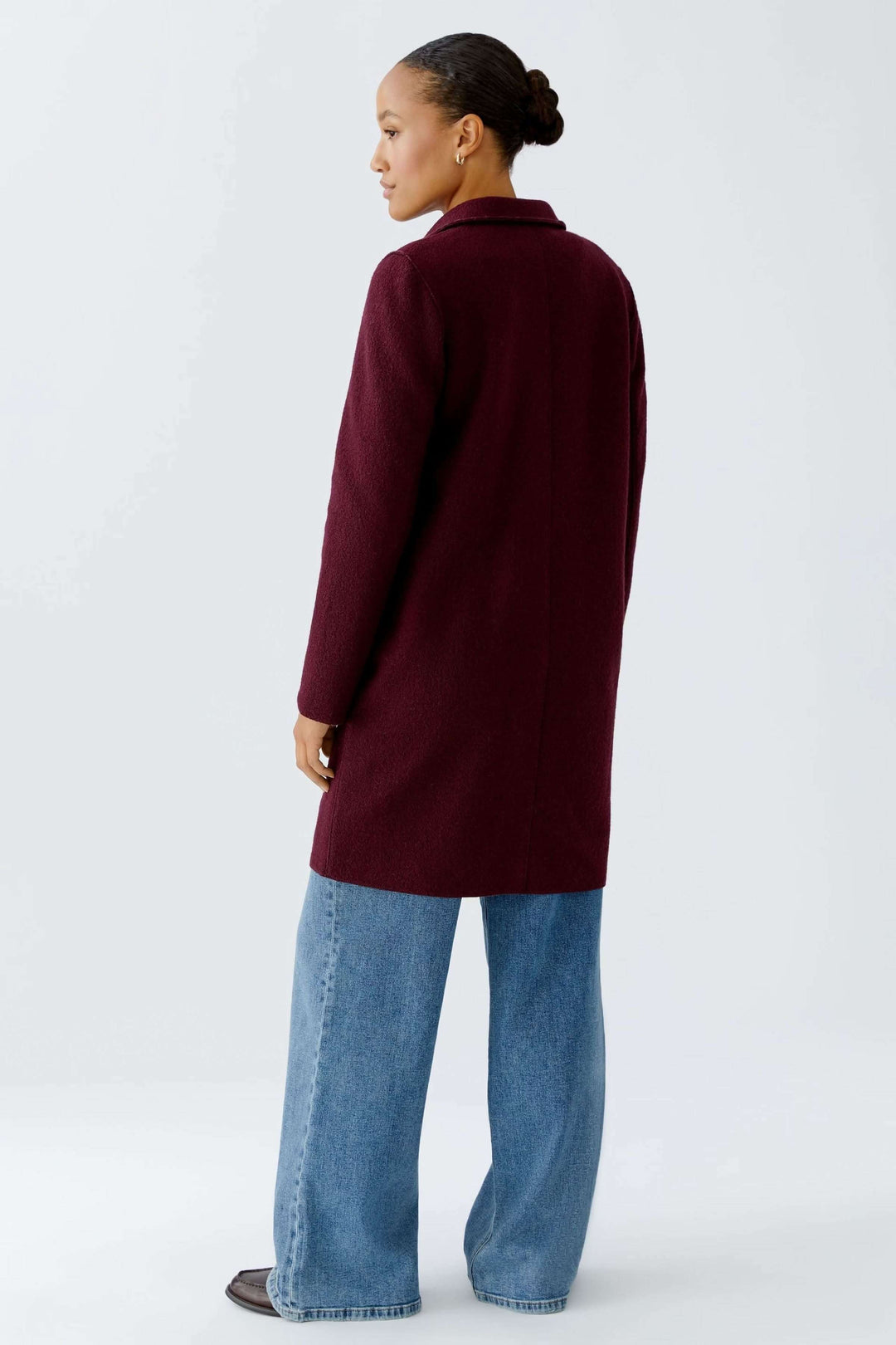 Vue arrière du Manteau Mayson bordeaux avec coupe longue, porté sur un jean décontracté.
