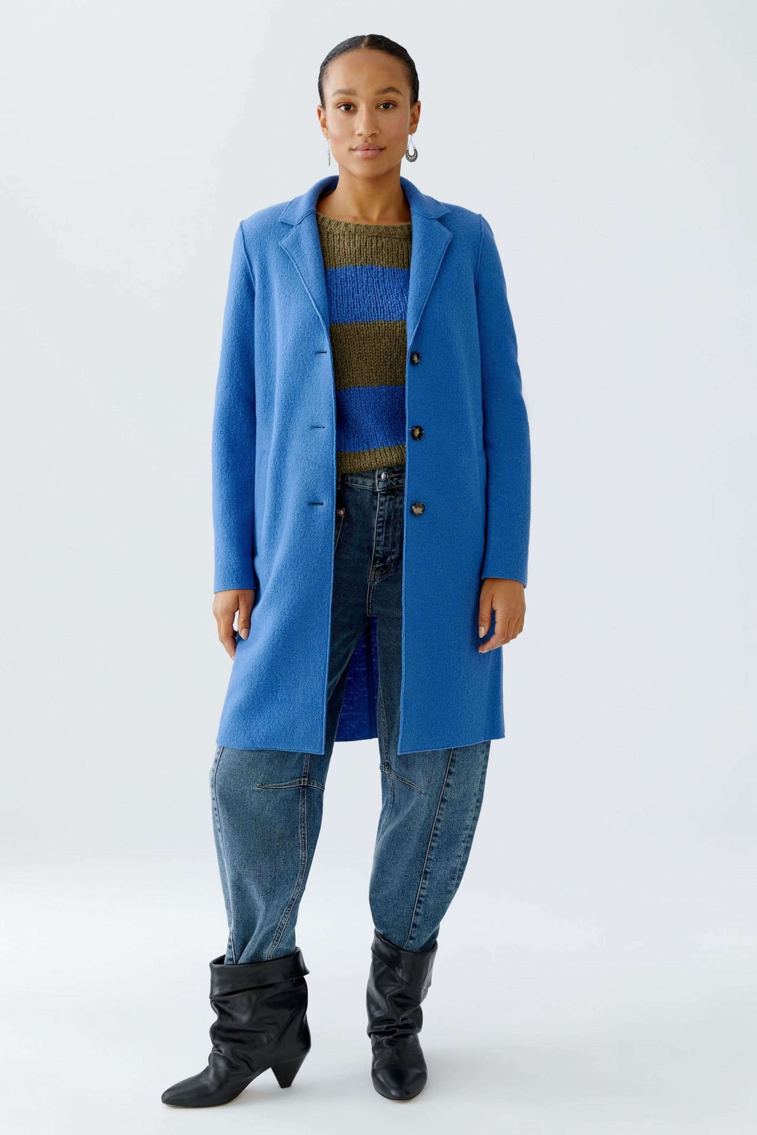 Manteau Mayson bleu droit, élégant pour mi-saison, avec col tailleur et boutons, porté sur chandail rayé et jean.