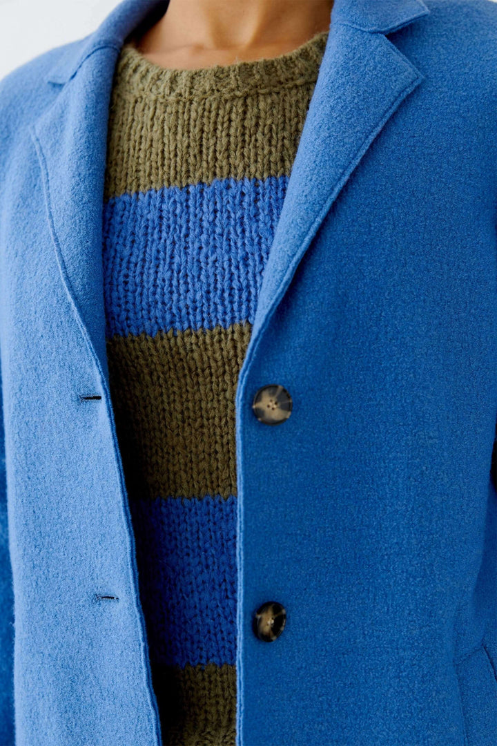 Manteau Mayson bleu avec pull en maille rayé, coupe longue et élégante