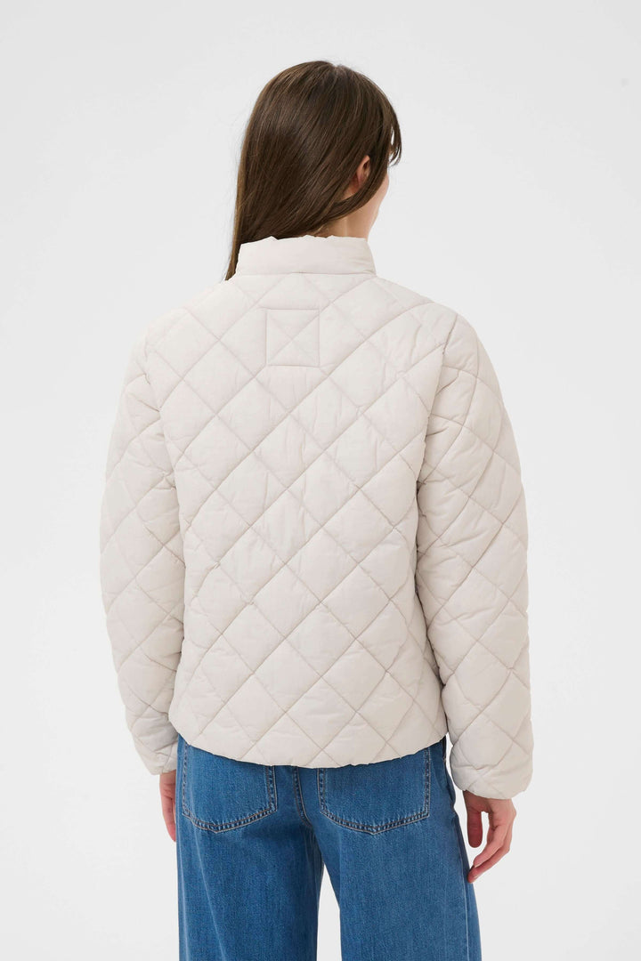 Manteau Olia vue arrière matelassée avec col montant et coupe droite.