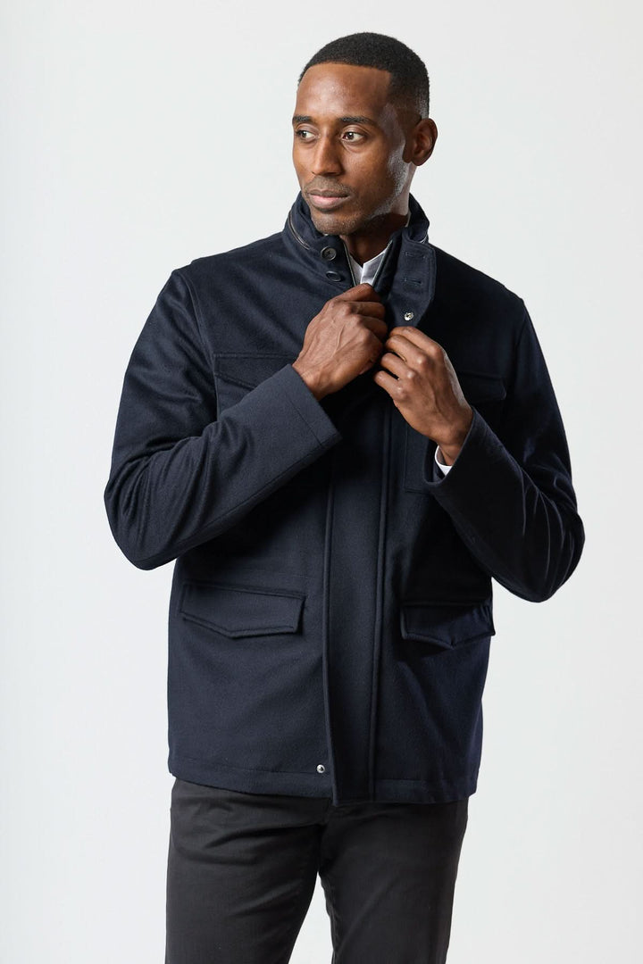 Manteau en laine à quatre poches, veste structurée inspirée du field jacket avec col montant et capuche légère, style smart-casual.