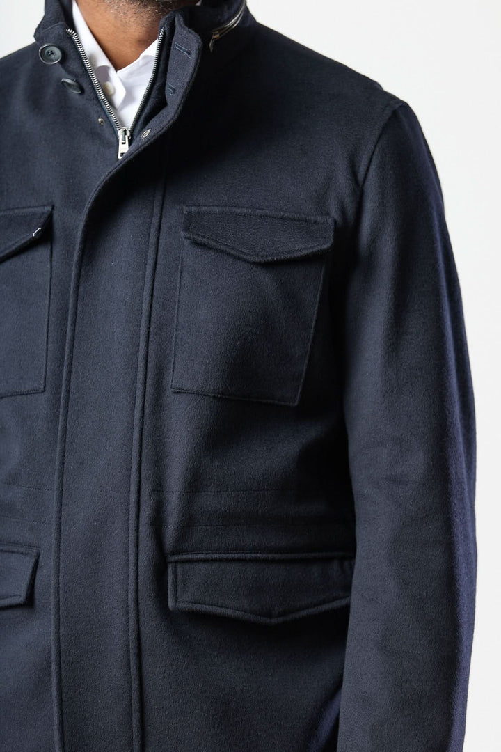 Manteau en laine à quatre poches, col montant, style field jacket pour un look smart-casual, coloris sombre.