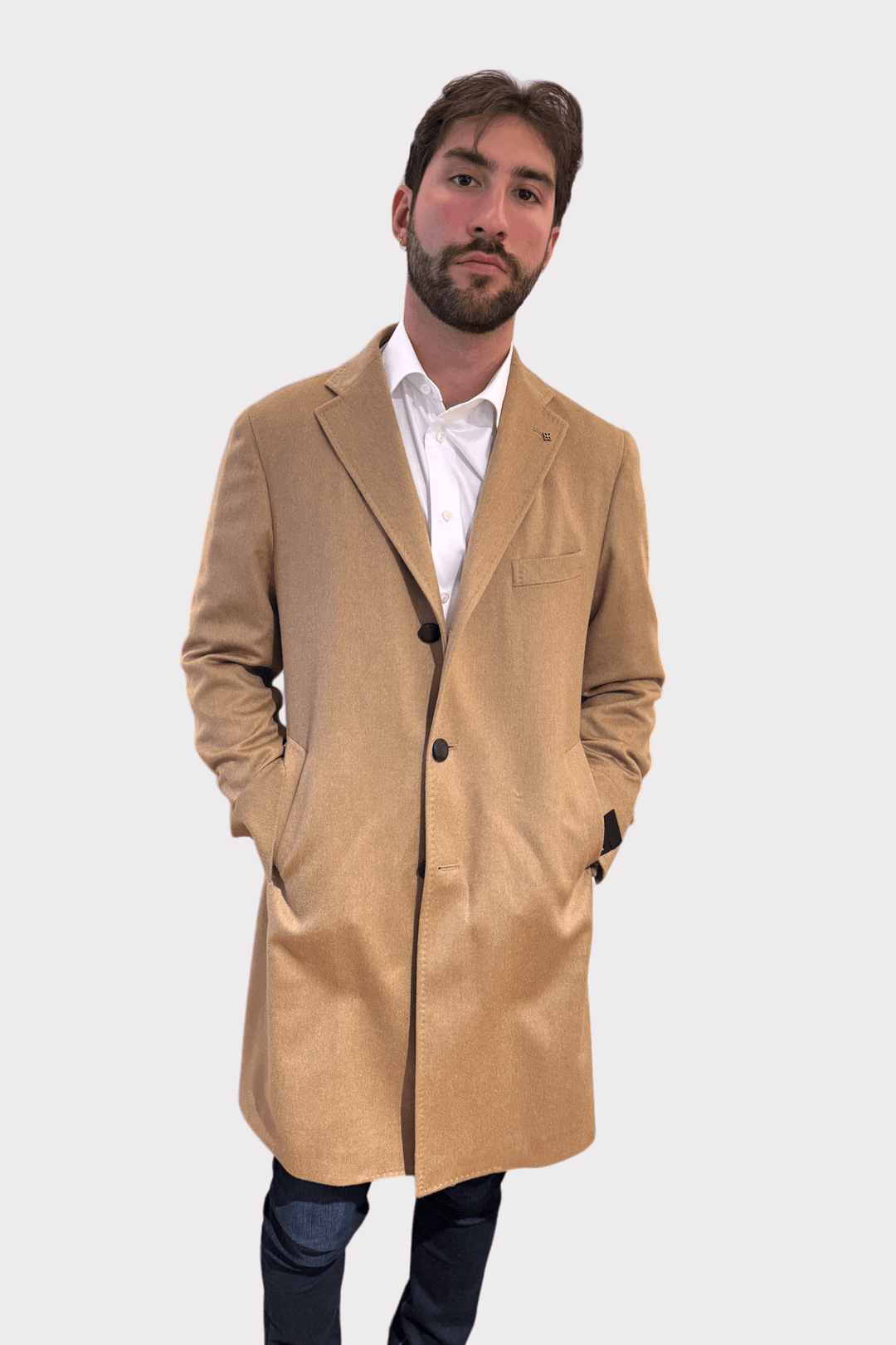 Homme portant un manteau en poil de chameau, élégant et sophistiqué, idéal pour l'automne et l'hiver.