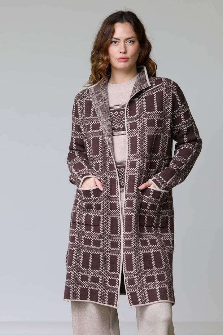 Manteau en tricot à motif géométrique avec col ouvert et poches plaquées, coupe droite, longueur mi-cuisse pour un style moderne.