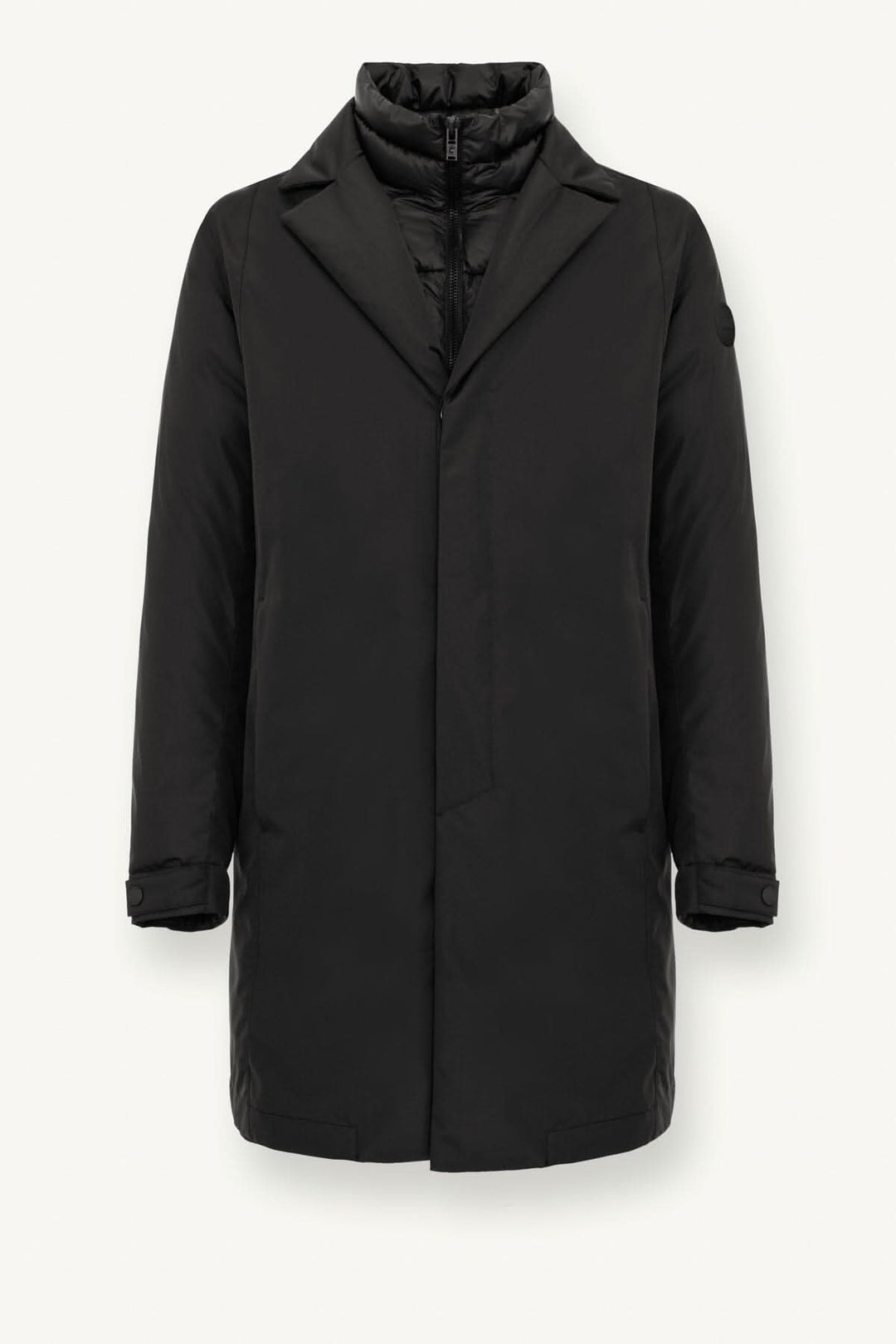 Manteau long noir pour homme en tissu recyclé, à trois couches et au look métropolitain.