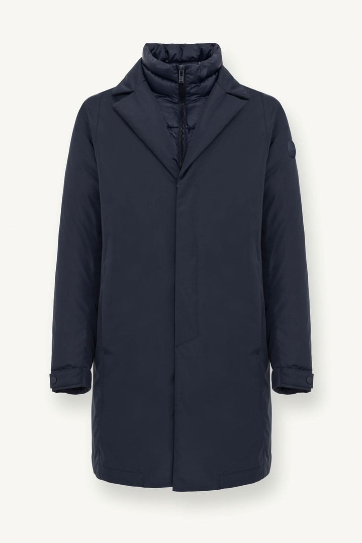 Manteau long pour homme en tissu recyclé, à la fois élégant et confortable, avec fermeture éclair et boutons.