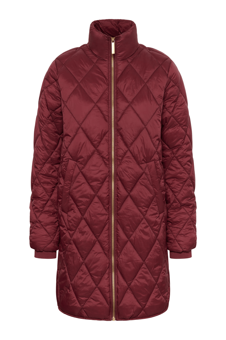 Manteau matelassé à losanges longue rouge avec fermeture zippée dorée, idéal pour la mi-saison et un look chic et décontracté.