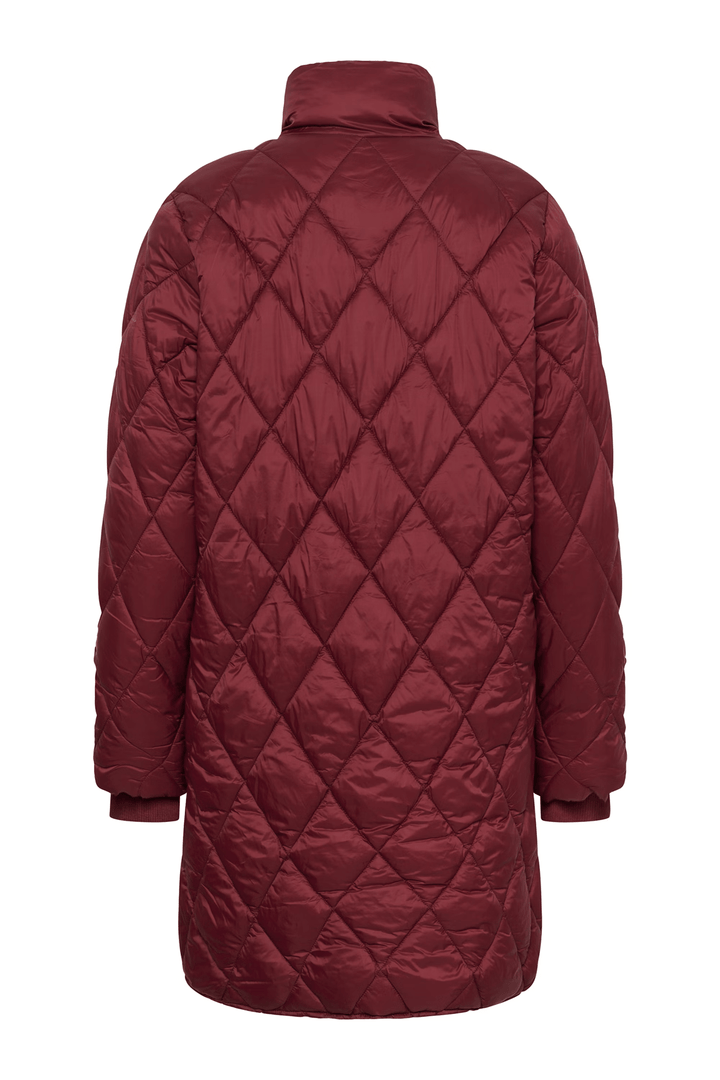 Manteau matelassé à losanges rouge, coupe longue, fermeture zippée dorée, idéal mi-saison pour look chic avec jean évasé et col roulé.