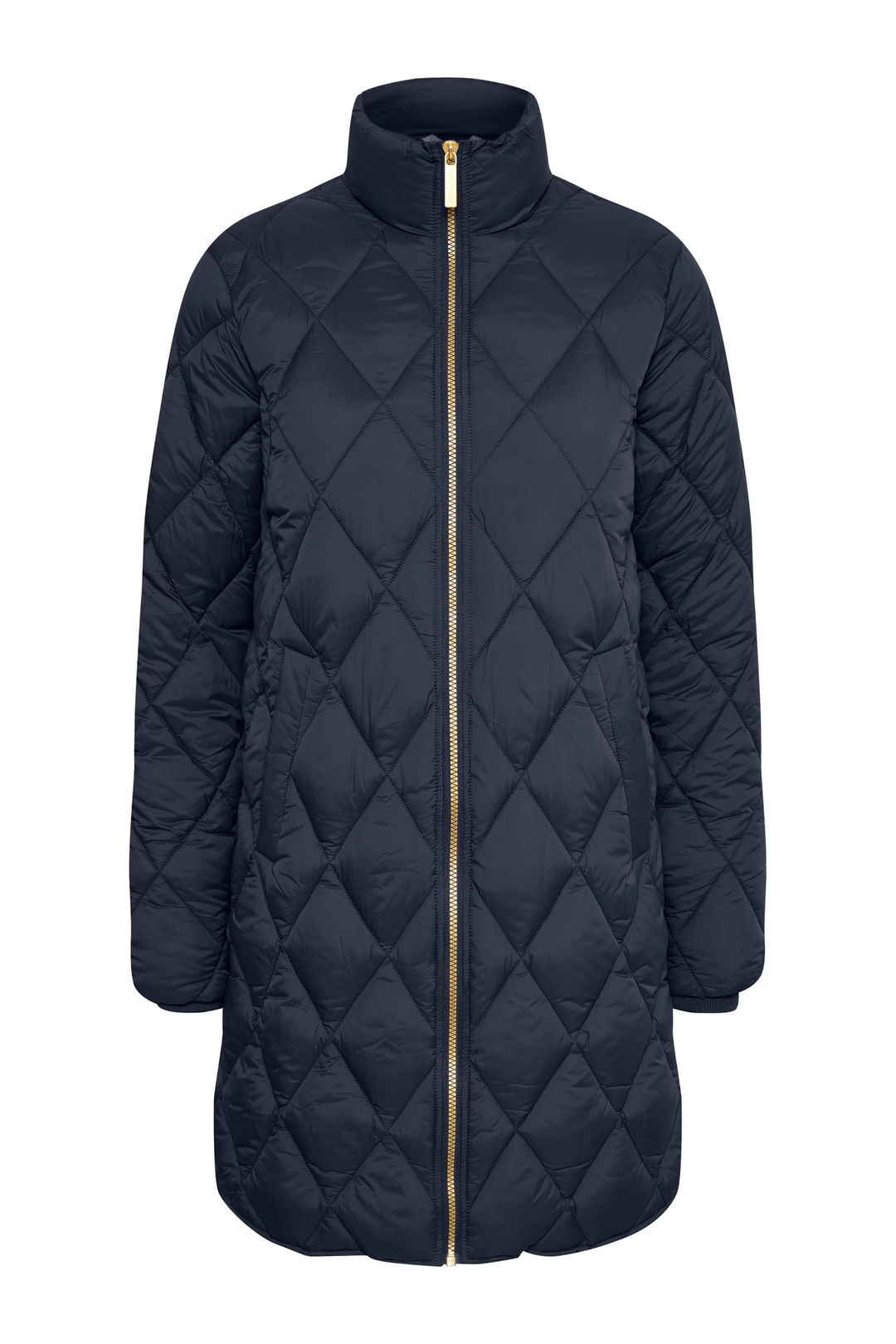 Manteau matelassé à losanges, long avec fermeture zippée dorée, idéal pour la mi-saison, porté avec jean évasé et col roulé.