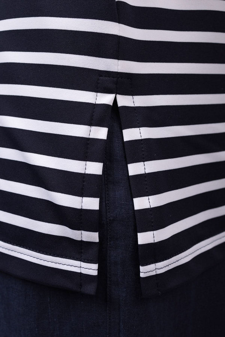 Détail du tissu rayé de la marinière à col bateau PHARE en matière douce et extensible, manches trois-quarts élégantes.