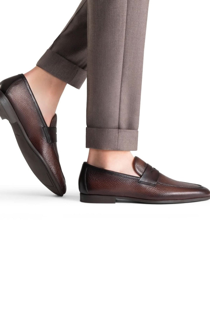 Homme portant Mocassin Diezma ll en cuir marron, mise en avant de l&
