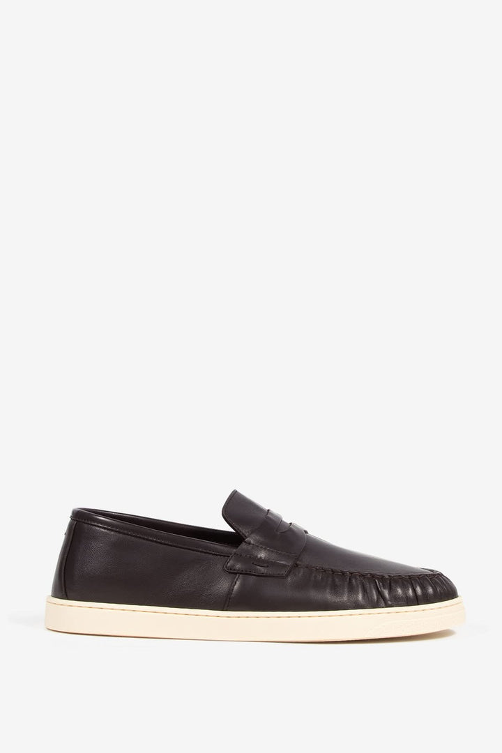 Mocassin de cuir Otto élégant en cuir lisse avec bande style penny loafer et semelle contrastante pour un look moderne et rafraîchi.