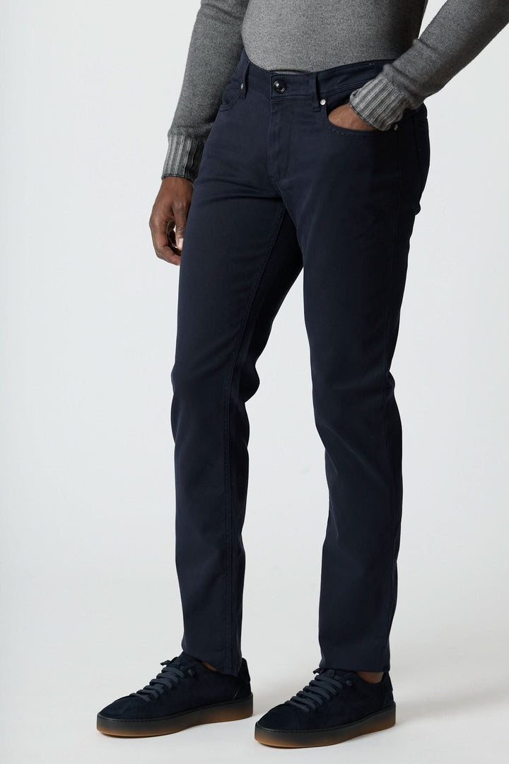 Homme portant un pantalon 5 poches en sergé coton-lyocell noir, élégant et respirant, fabriqué en Italie pour un confort estival.