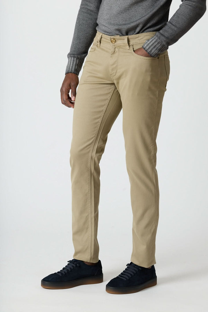 Homme portant un Pantalon 5 poches en sergé coton-lyocell beige avec chaussures noires.