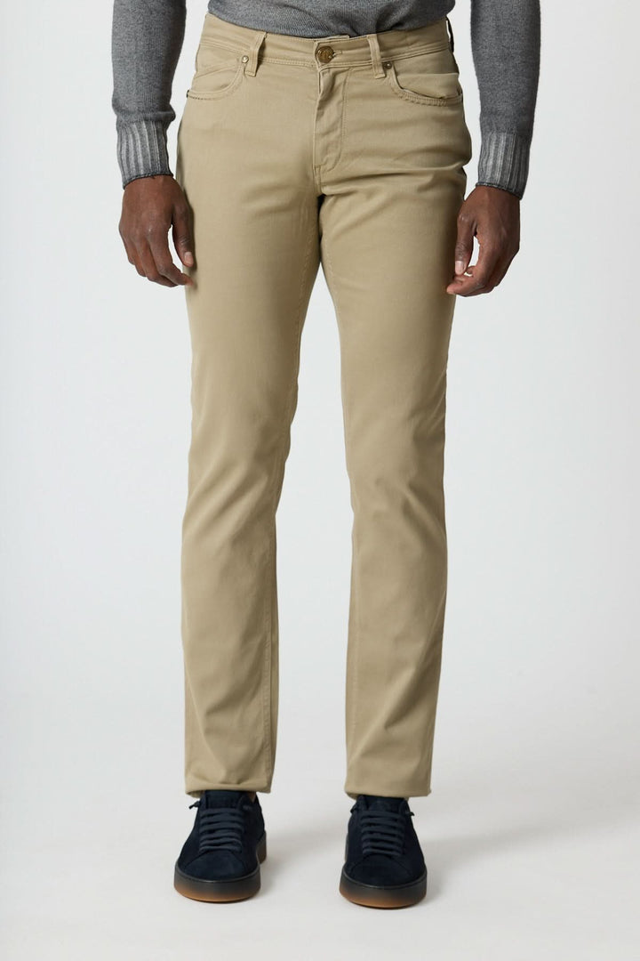 Homme portant un pantalon 5 poches en sergé coton-lyocell, coupe ajustée, beige, élégant et confortable pour l&