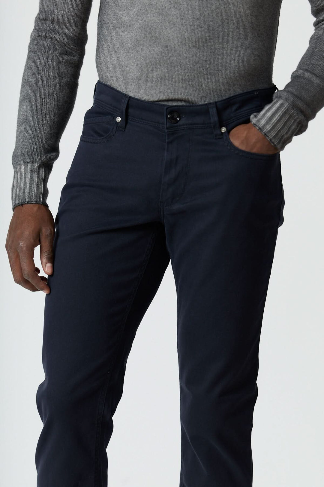 Homme portant un Pantalon 5 poches en sergé coton-lyocell noir, coupe ajustée, élégance italienne pour un confort supérieur et style estival.