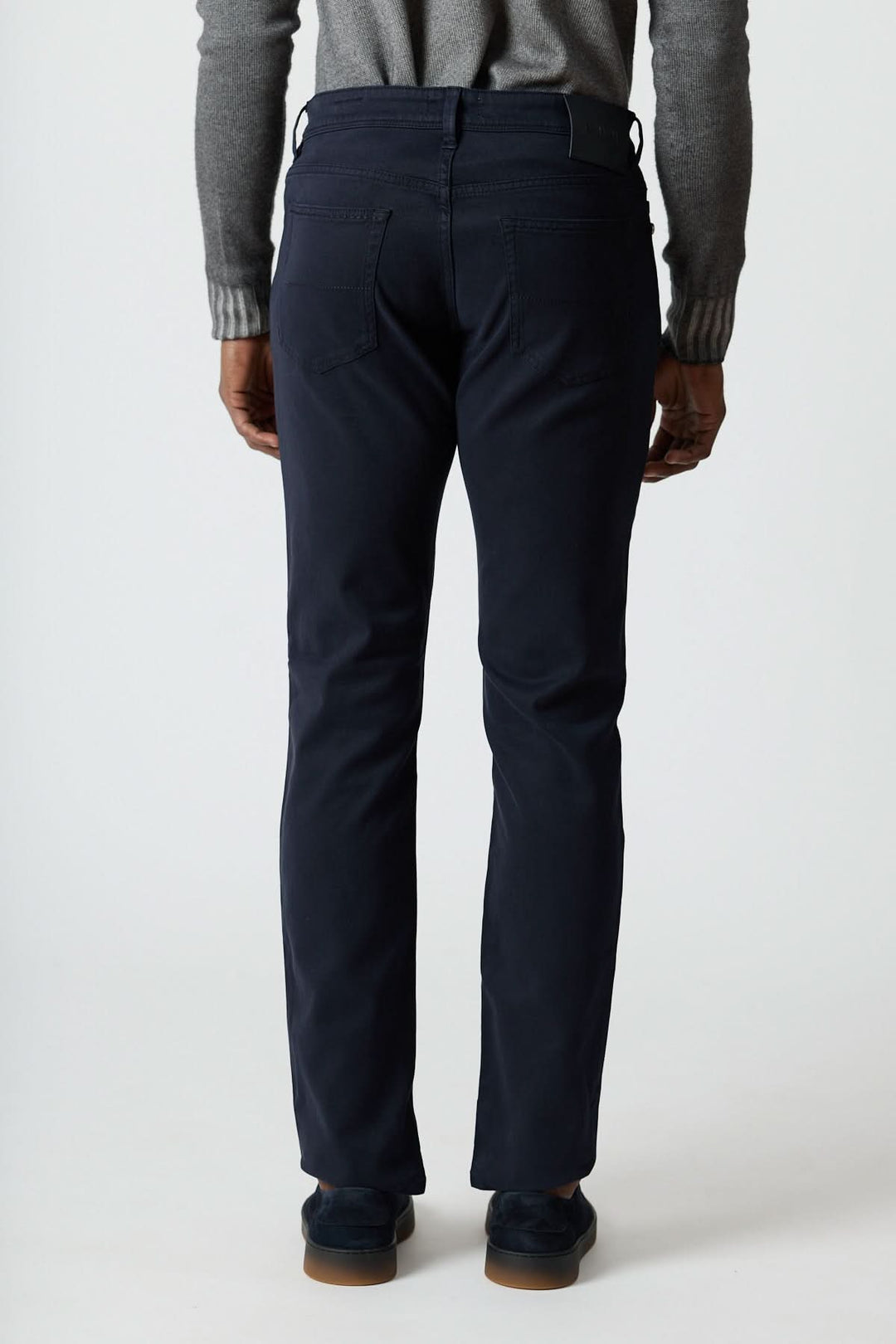 Homme portant un pantalon 5 poches en sergé coton-lyocell noir, vue arrière, élégance italienne et confort pour les journées chaudes.