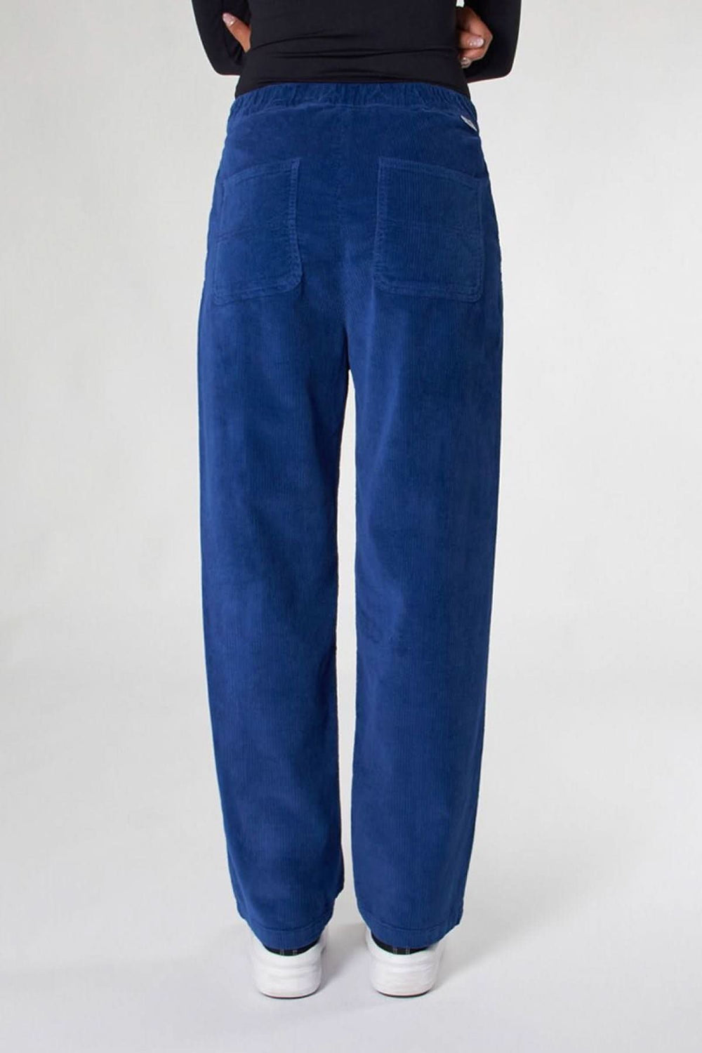 Pantalon Baltimore en velours, coupe droite, bleu avec poches arrière pour un style décontracté et tendance.