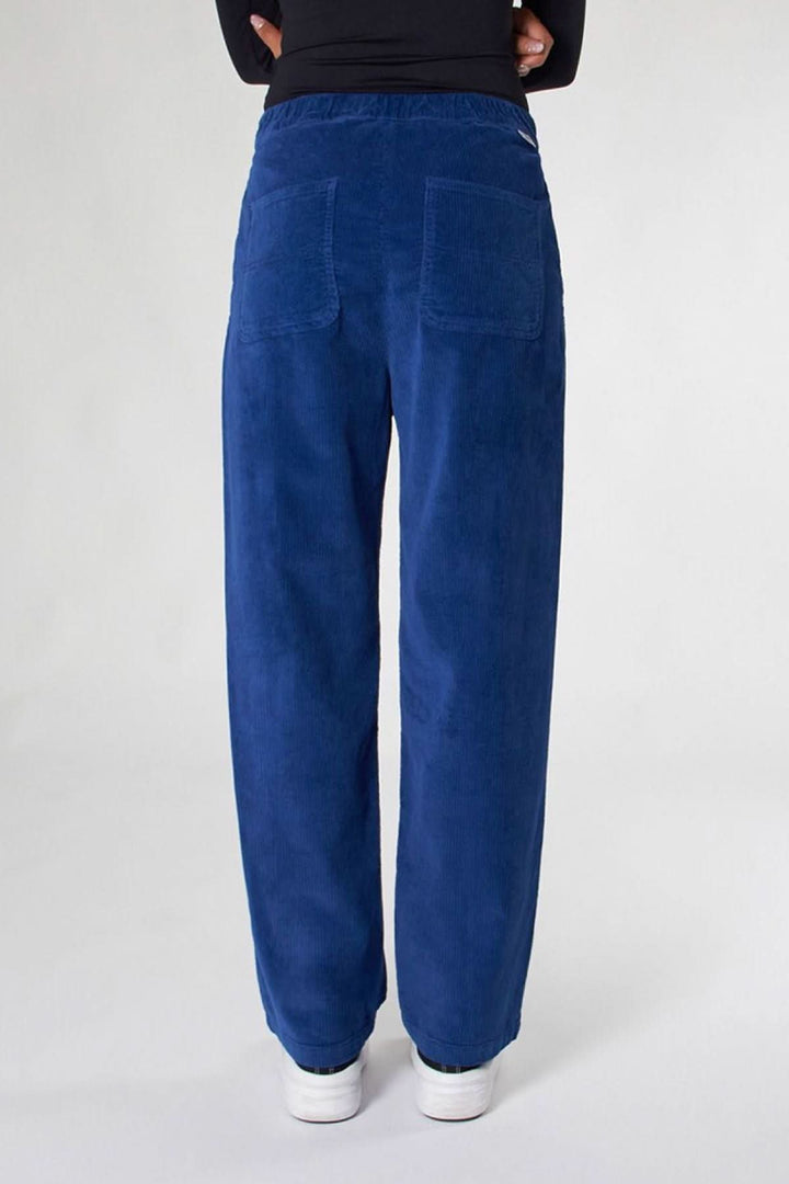 Pantalon Baltimore en velours, coupe droite, bleu avec poches arrière pour un style décontracté et tendance.