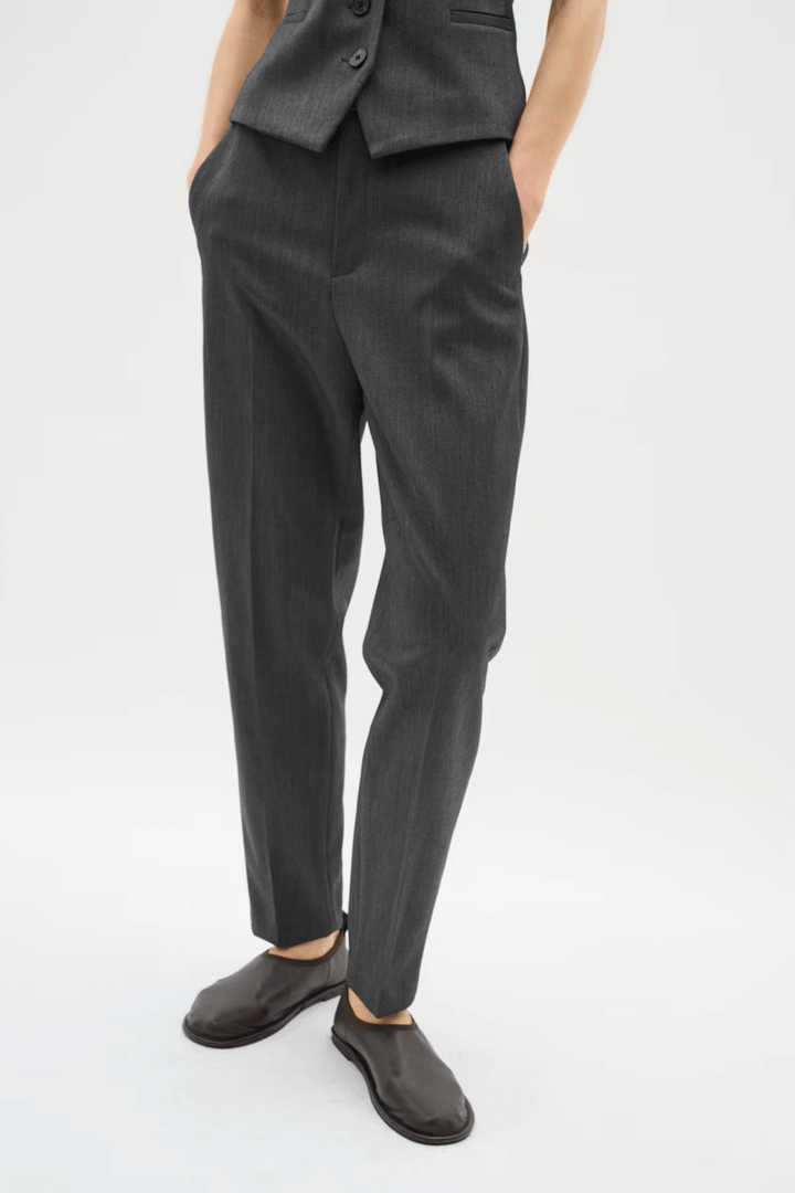 Pantalon Brunilda, coupe droite moderne avec plis marqués, assorti à un veston pour une allure sophistiquée et minimaliste.