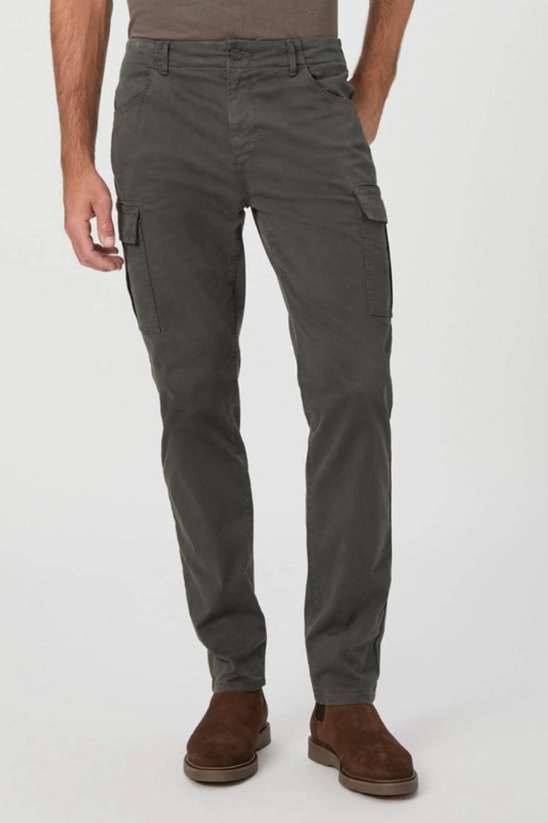Pantalon cargo Robin en satin extensible, ajusté et utilitaire, couleur gris, poches sur les côtés.