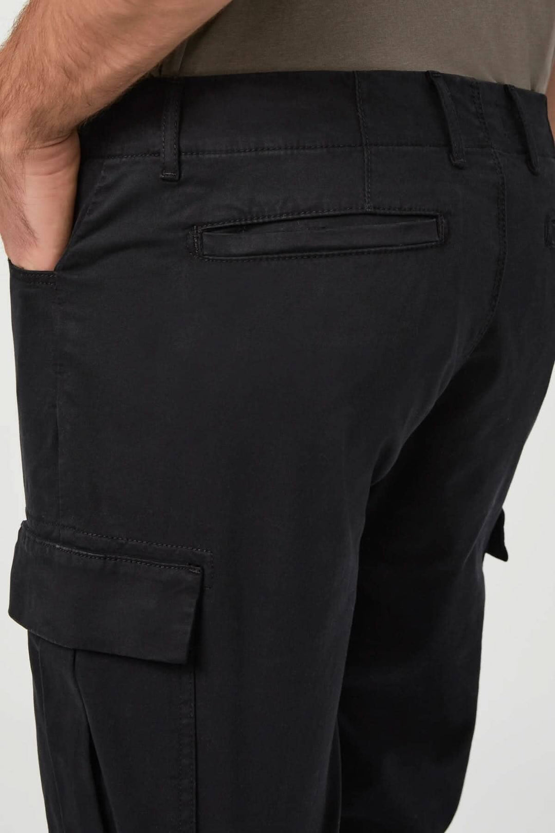 Détails arrière du pantalon cargo Robin en satin noir avec poches utilitaires.